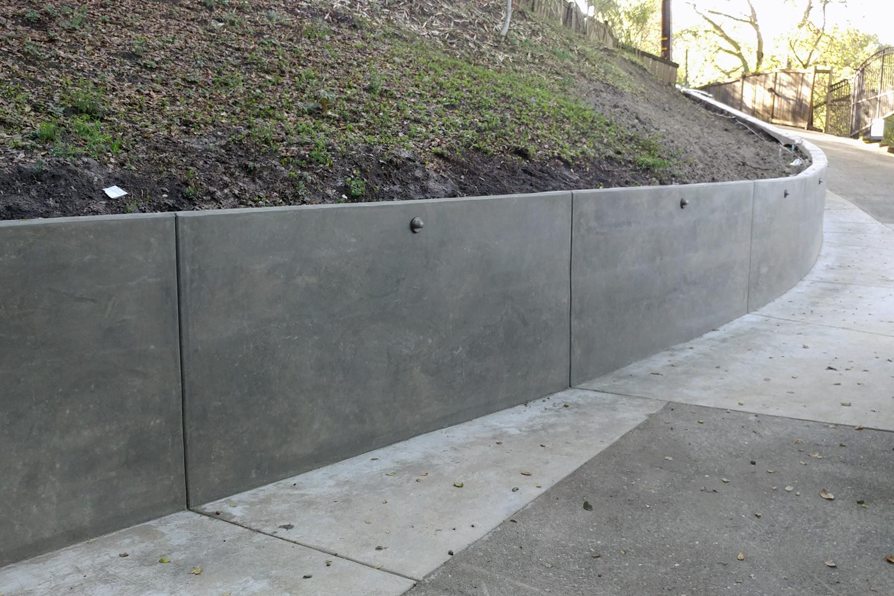 homeguide-poured-concrete-retaining-wall